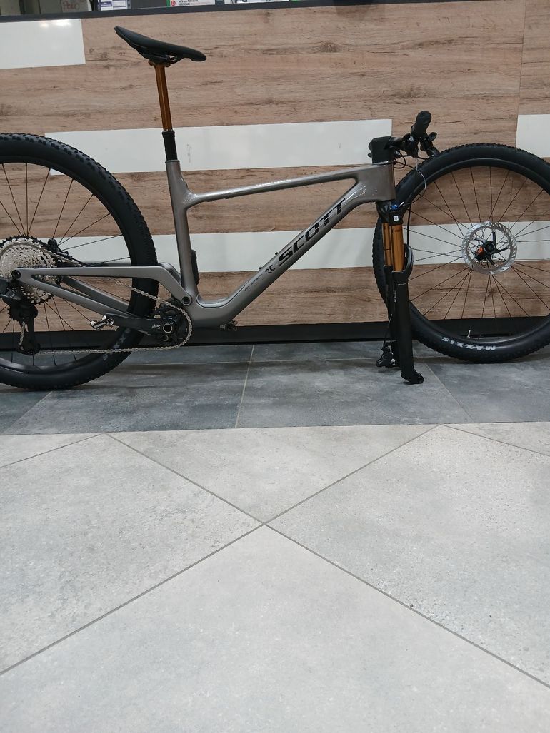 Used Scott Spark RC Expert 2027 2027 Mountainbike, Light Gray, 29 — image 1 of 3