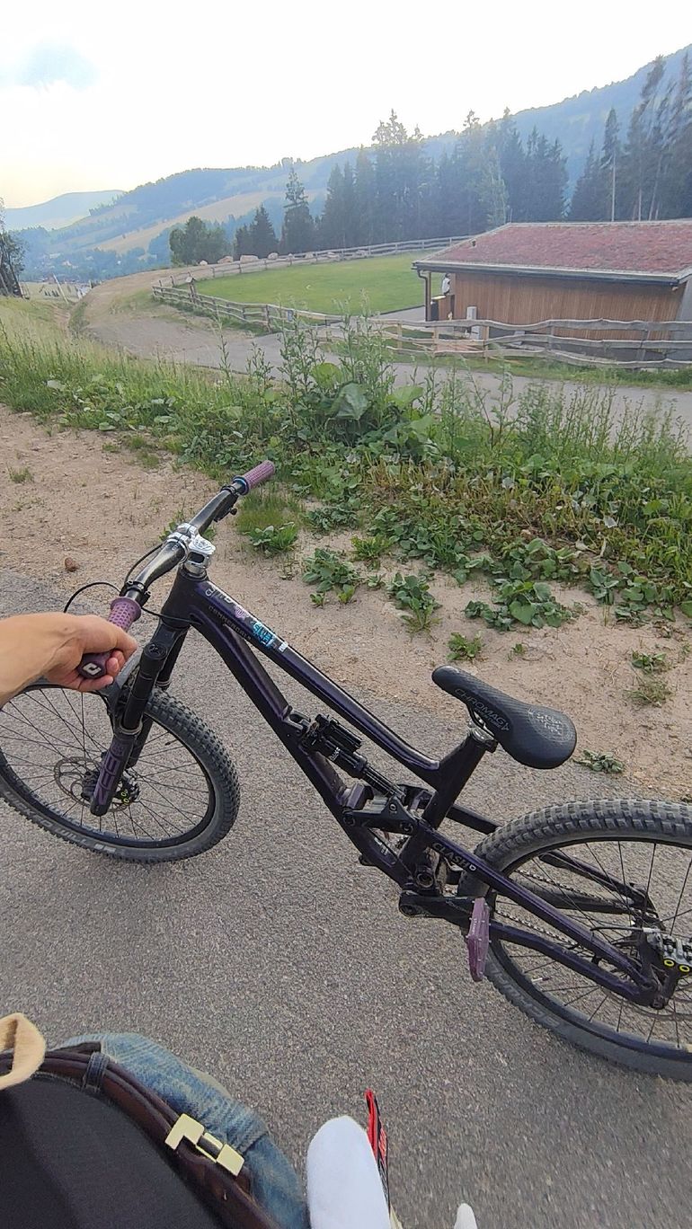 Used Commencal CLASH RIDE PARK MOTO STYLE 2023 2023 Mountainbike, Purple, 27.5 — image 2 of 8