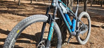 Canyon Lux Trail CF 8 2022 2022 Mountainbike usato, Grigio chiaro — immagine 2 di 4
