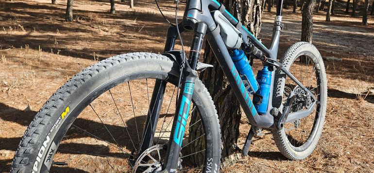 Canyon Lux Trail CF 8 2022 2022 Mountainbike d'occasion — image 1 sur 4