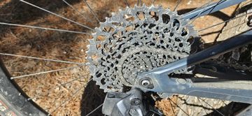 Canyon Lux Trail CF 8 2022 2022 Mountainbike usato, Grigio chiaro — immagine 3 di 4