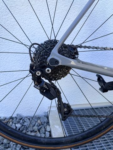 Canyon Ultimate CF SL 7 Disc 2022 2022 Road & Gravel usato, Grigio chiaro — immagine 5 di 10
