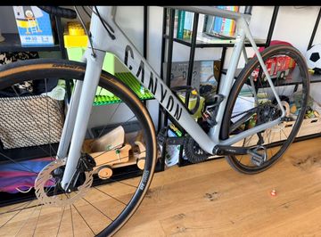 Canyon Ultimate CF SL 7 Disc 2022 2022 Road & Gravel usato, Grigio chiaro — immagine 2 di 10