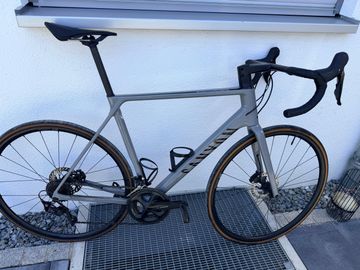 Canyon Ultimate CF SL 7 Disc 2022 2022 Road & Gravel usato, Grigio chiaro — immagine 4 di 10