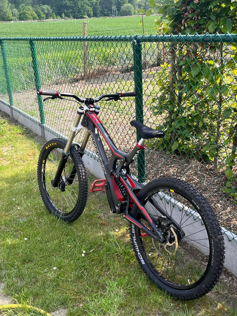 Used Santa Cruz V10 Shimano XTR 2017 Mountainbike, Red — image 3 of 7