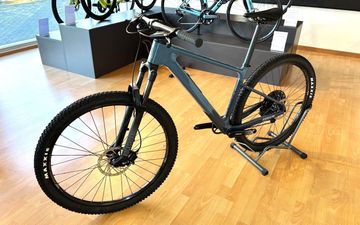 Gebrauchtes Focus Raven 8.7 2025 Mountainbike, Blau — Bild 3 von 3