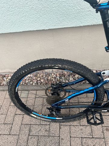 Trek Fuel EX 9.7 29 2014 2014 Mountainbike usato, Blu — immagine 13 di 16