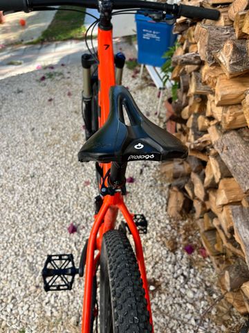 Used Trek Marlin Shimano Deore 2019 Mountainbike, Orange — image 5 of 8