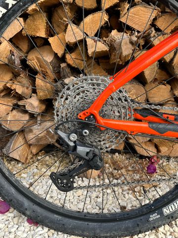 Used Trek Marlin Shimano Deore 2019 Mountainbike, Orange — image 3 of 8
