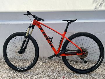 Used Trek Marlin Shimano Deore 2019 Mountainbike, Orange — image 2 of 8