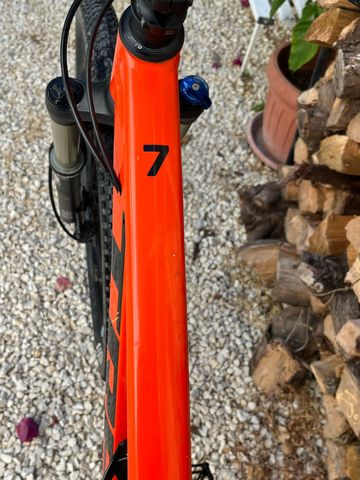 Used Trek Marlin Shimano Deore 2019 Mountainbike, Orange — image 7 of 8