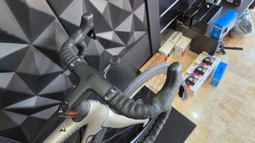 Pinarello F5 105 Di2 2023 2023 Road & Gravel usato, Grigio chiaro — immagine 4 di 6