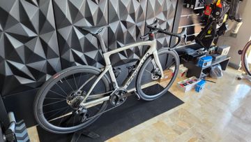 Pinarello F5 105 Di2 2023 2023 Road & Gravel usato, Grigio chiaro — immagine 2 di 6