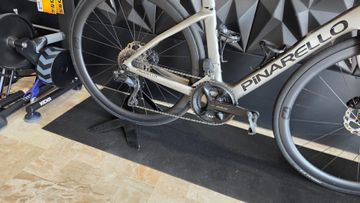 Pinarello F5 105 Di2 2023 2023 Road & Gravel usato, Grigio chiaro — immagine 6 di 6