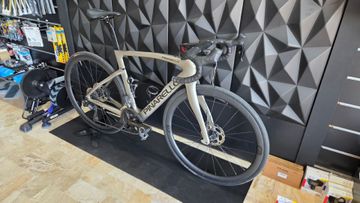 Pinarello F5 105 Di2 2023 2023 Road & Gravel usato, Grigio chiaro — immagine 3 di 6