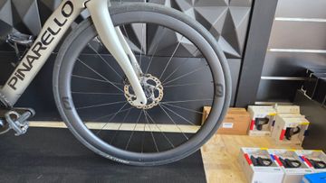 Pinarello F5 105 Di2 2023 2023 Road & Gravel usato, Grigio chiaro — immagine 5 di 6