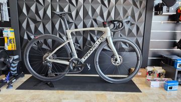 Pinarello F5 105 Di2 2023 2023 Road & Gravel usato, Grigio chiaro — immagine 1 di 6