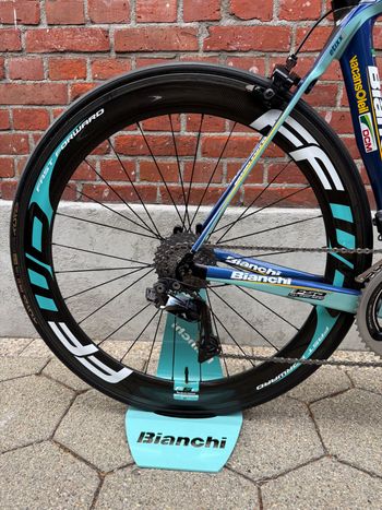 Used Bianchi Oltre Shimano Dura Ace Di2 2016 Road & Gravel, Green — image 2 of 16