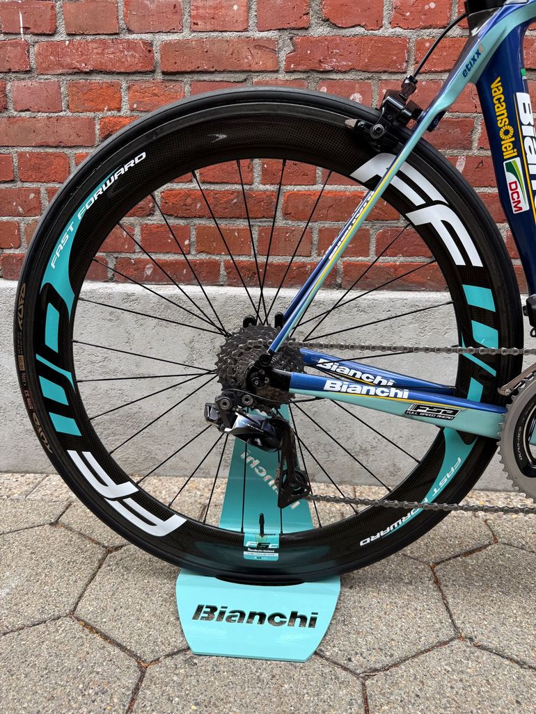 Used Bianchi Oltre Shimano Dura Ace Di2 2016 Road & Gravel, Green — image 2 of 16
