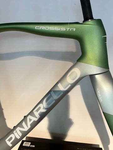 Pinarello Crossista F9 2025 Frameset 2025 Road & Gravel d'occasion — image 3 sur 6
