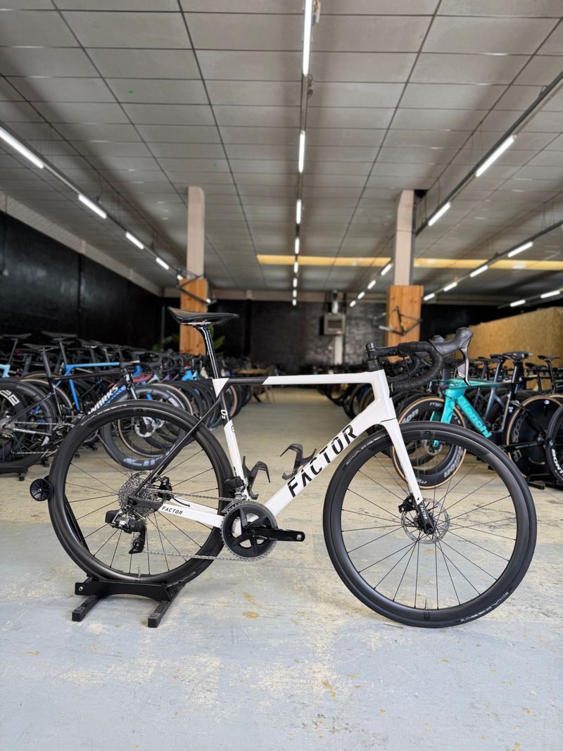 Použité Factor O2 SRAM Rival eTap AXS 2023 2023 Road & Gravel