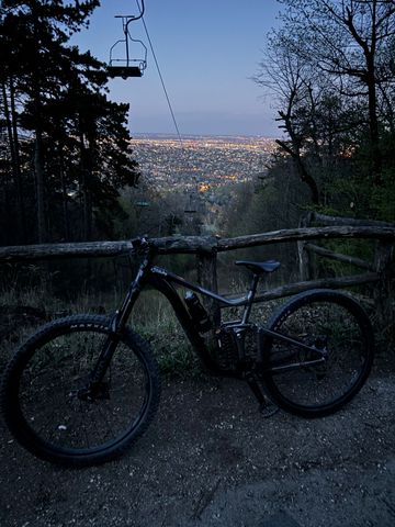 Used Giant Reign 2 2023 2023 Mountainbike, Black, 29 — image 2 of 9