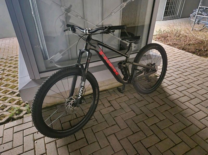 Used Trek Slash 7 2022 2022 Mountainbike, Black, 29 — image 1 of 3