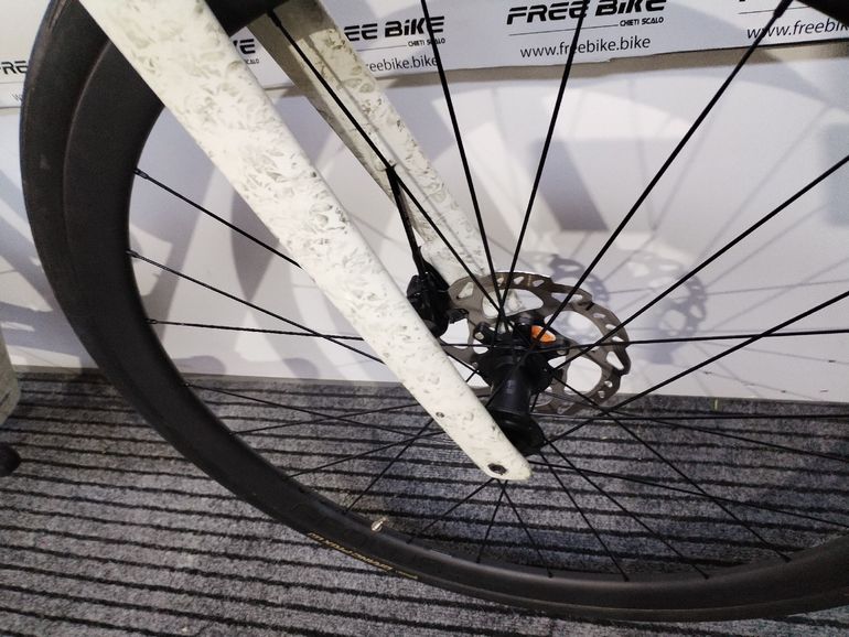 Trek Domane+ SLR 6 2025 2025 Road & Gravel usato, Bianco — immagine 4 di 11