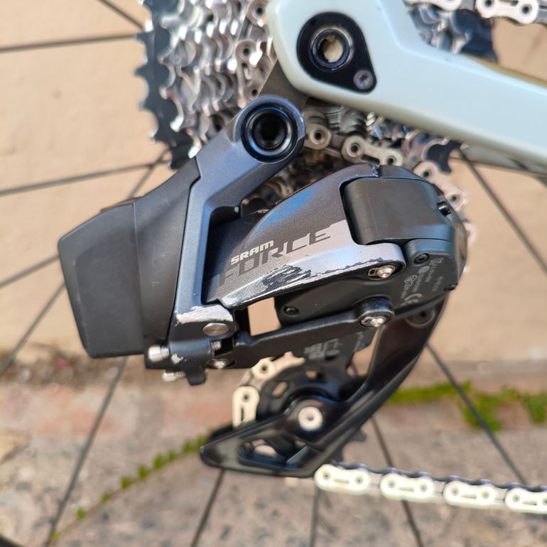 BMC Roadmachine 01 2021 Road & Gravel usato, Grigio chiaro — immagine 4 di 7
