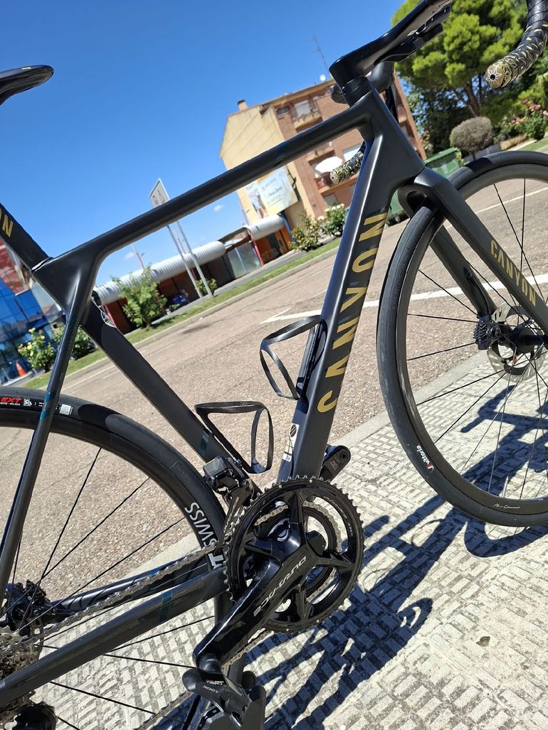 Canyon ultimate CFR Custom Shimano Dura Ace Di2 2024 Road & Gravel d'occasion — image 3 sur 10