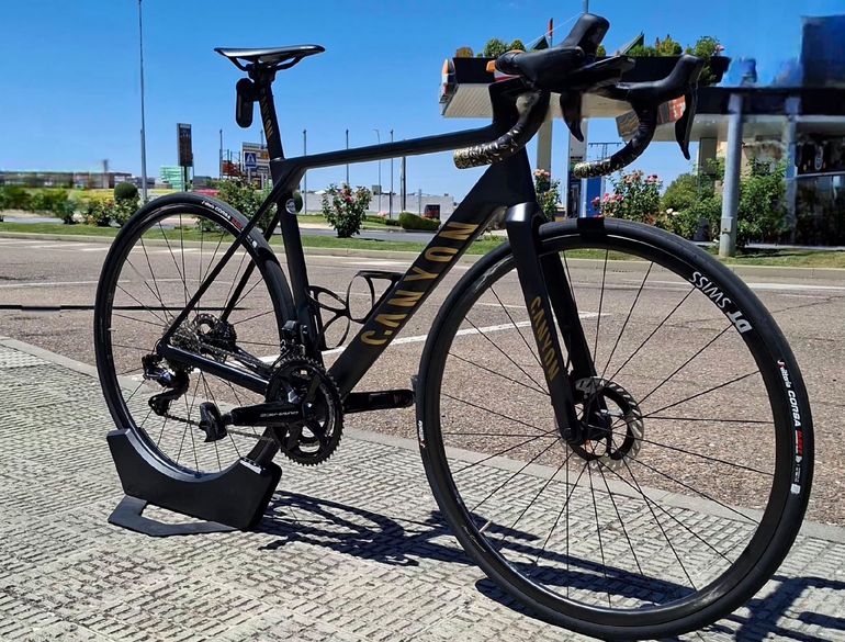 Canyon ultimate CFR Custom Shimano Dura Ace Di2 2024 Road & Gravel d'occasion — image 8 sur 10