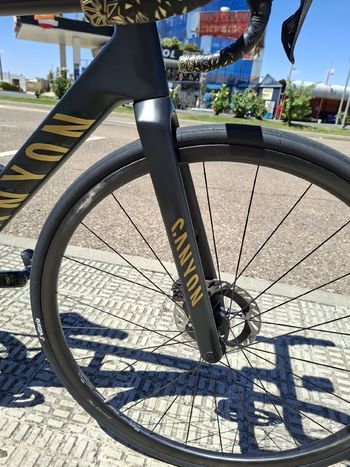 Canyon ultimate CFR Custom Shimano Dura Ace Di2 2024 Road & Gravel d'occasion — image 2 sur 10