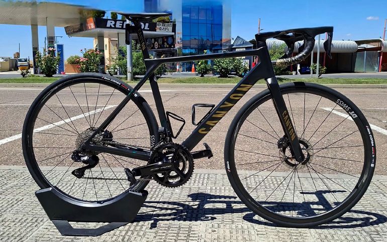 Canyon ultimate CFR Custom Shimano Dura Ace Di2 2024 Road & Gravel d'occasion — image 9 sur 10