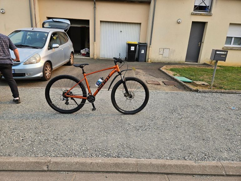 Giant Talon 2 2024 2024 Mountainbike usato, Arancione — immagine 2 di 11