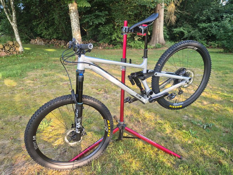 Gebrauchtes RAAW V2.2 Custom Build 2023 Mountainbike, Hellgrau — Bild 2 von 5
