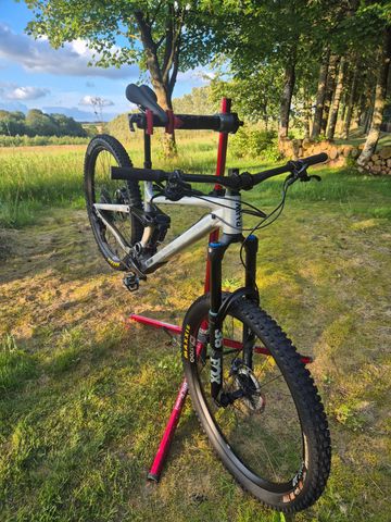 Gebrauchtes RAAW V2.2 Custom Build 2023 Mountainbike, Hellgrau — Bild 4 von 5