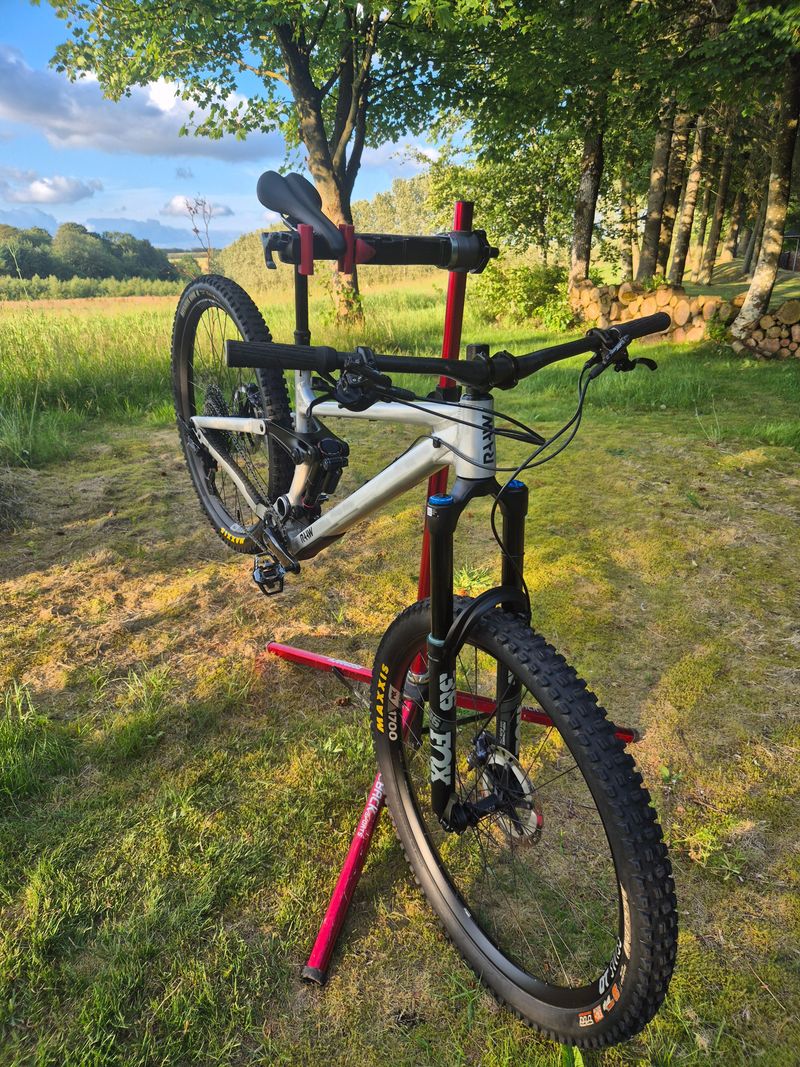 Gebrauchtes RAAW V2.2 Custom Build 2023 Mountainbike, Hellgrau — Bild 4 von 5