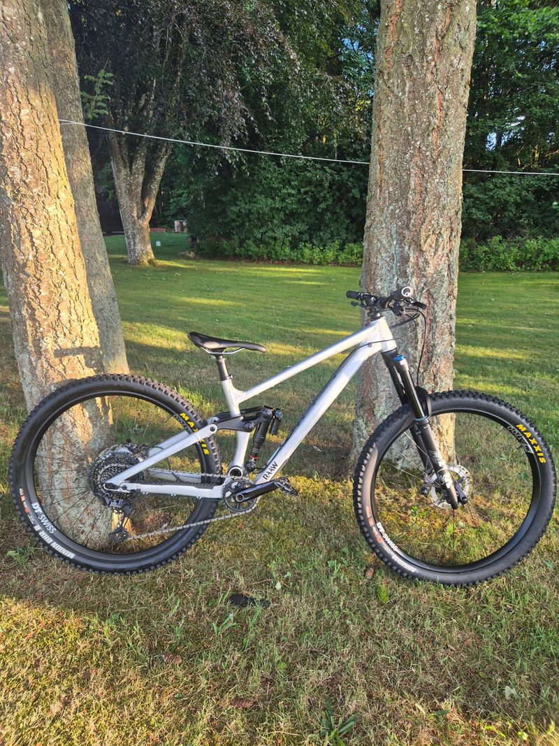 Gebrauchtes RAAW V2.2 Custom Build 2023 Mountainbike, Hellgrau — Bild 1 von 5