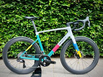Used Scott Addict RC Pro 2025 2025 Road & Gravel, White — image 1 of 18