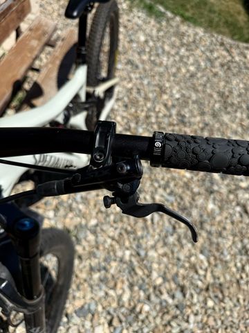 Used Specialized Stumpjumper Comp 2022 2022 Mountainbike, White, 29 — image 7 of 8