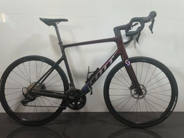 Tweedehands Scott Addict 30 2024 2024 Road & Gravel — afbeelding 2 van 6