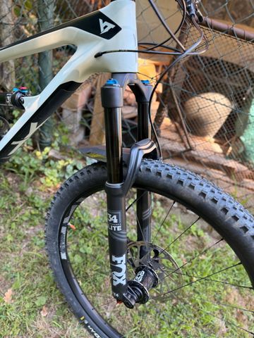 Tweedehands YT Industries Jeffsy 27 CF Pro 2018 2018 Mountainbike — afbeelding 2 van 14