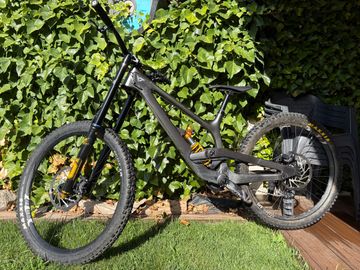 YT Industries Tues 29 CORE 3 CF 2025 2025 Mountainbike usato, Grigio chiaro — immagine 2 di 9
