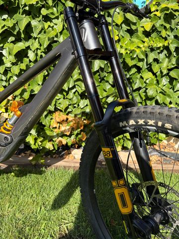 YT Industries Tues 29 CORE 3 CF 2025 2025 Mountainbike usato, Grigio chiaro — immagine 3 di 9