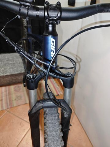 Used Giant Talon 0 2022 2022 Mountainbike, Blue, 27.5, 29 — image 9 of 9
