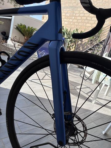 Canyon Ultimate CF SL 7 eTap 2023 2023 Road & Gravel usato, Blu — immagine 8 di 11