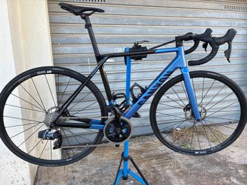 Canyon Ultimate CF SL 7 eTap 2023 2023 Road & Gravel usato, Blu — immagine 1 di 11