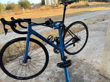 Canyon Ultimate CF SL 7 eTap 2023 2023 Road & Gravel usato, Blu — immagine 2 di 11