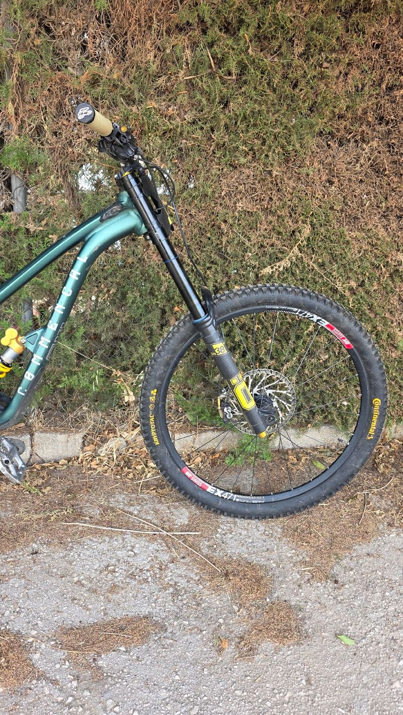 Tweedehands Commencal Supreme SRAM GX DH 2023 Mountainbike — afbeelding 15 van 19