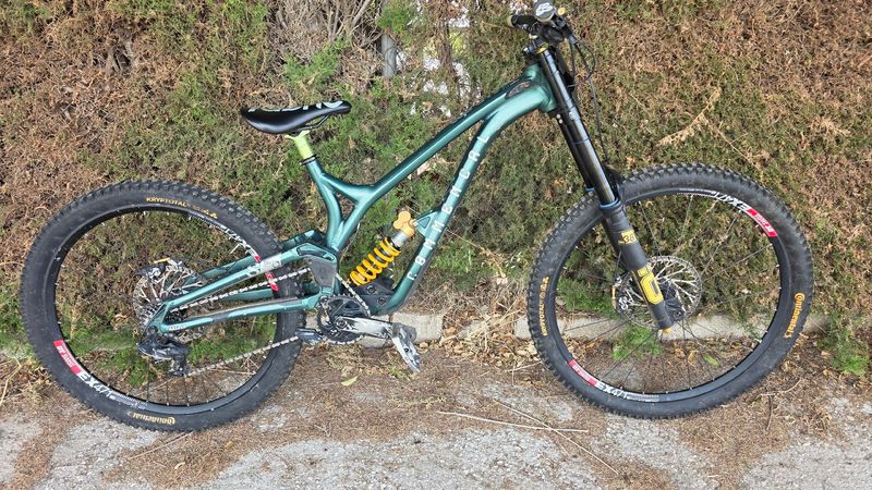 Tweedehands Commencal Supreme SRAM GX DH 2023 Mountainbike — afbeelding 2 van 19